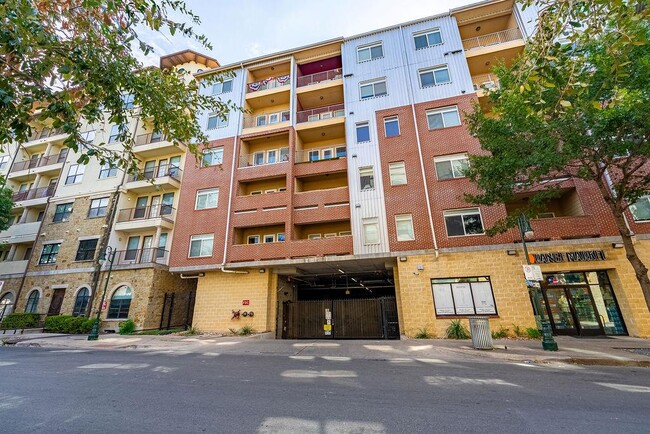 Building Photo - 910 W 25th St Unit 504