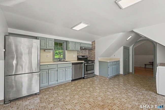 Photo - 723 Riverbank Rd