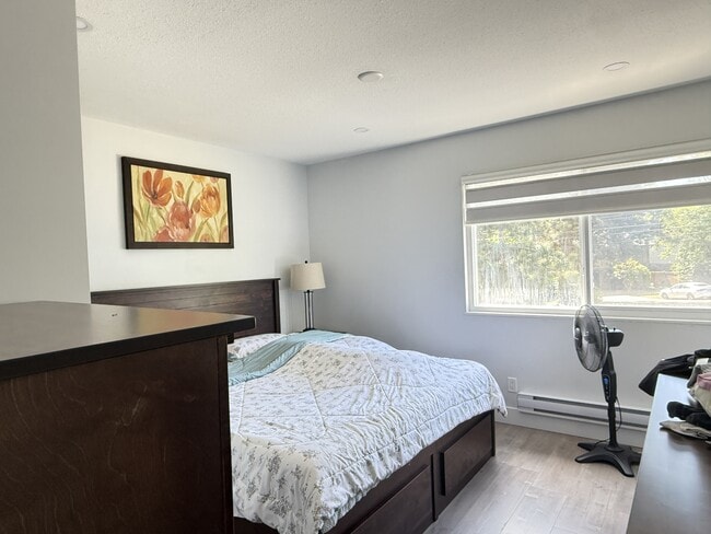 Photo - 15691-15620 20 Ave
