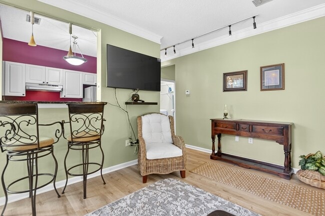 Photo - 1811 Chatelain Way