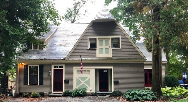 Building Photo - 448 Gibbs Ave Unit 5B