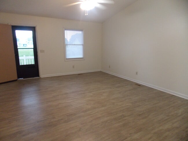 Building Photo - 706 Plantation Dr