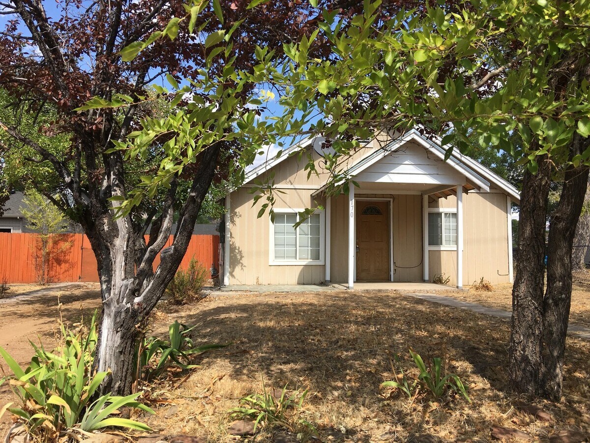 Cute 2 Bedroom Home - Pets Allowed - Cute 2 Bedroom Home - Pets Allowed