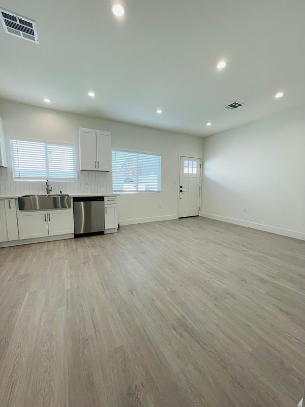 11308 Emelita St