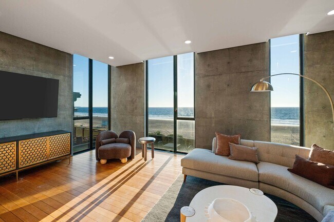 Photo - 1812 The Strand