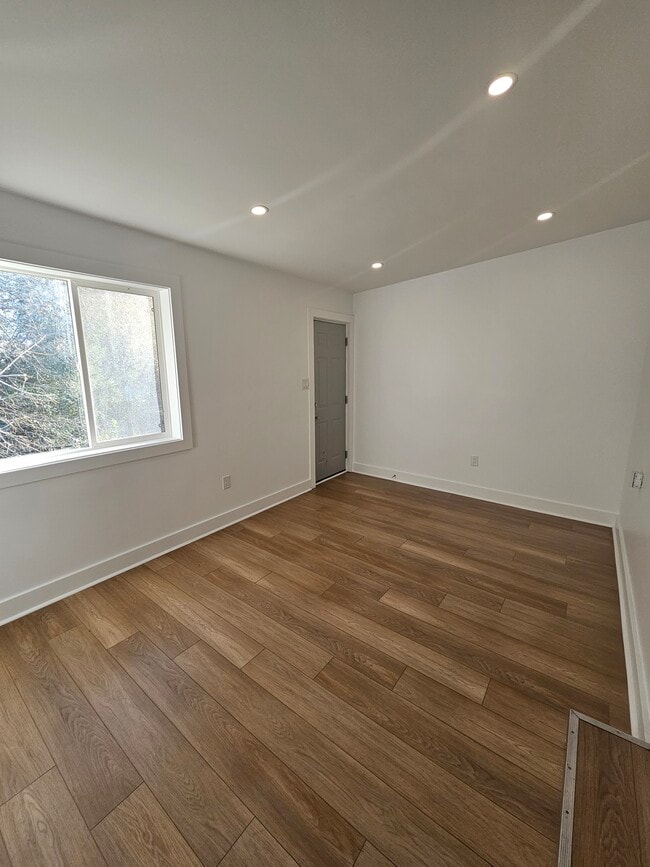 Building Photo - 1309 Gerrard St E Unit 2