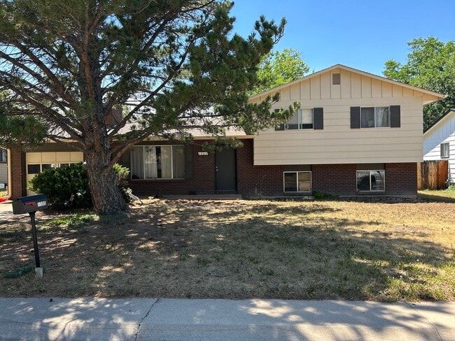 Building Photo - Space, Comfort & Convenience in One Great Home