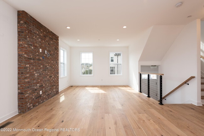 16 River St