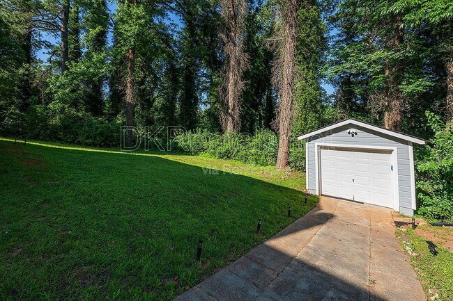 Photo - 2874 Blount St