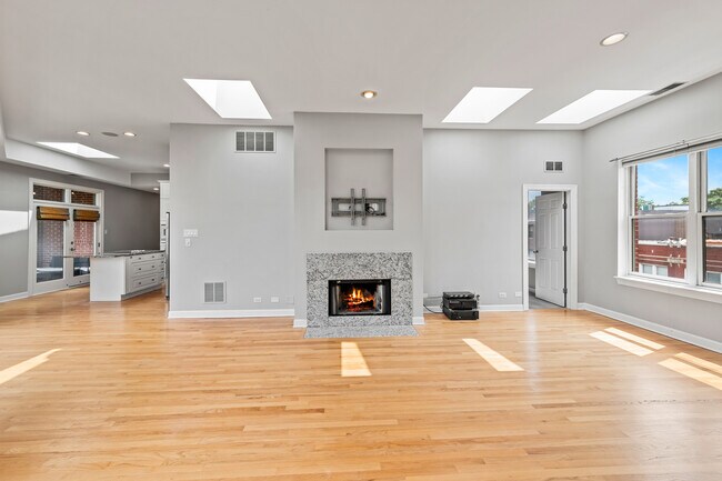 Photo - 845 W Altgeld St Unit 4A