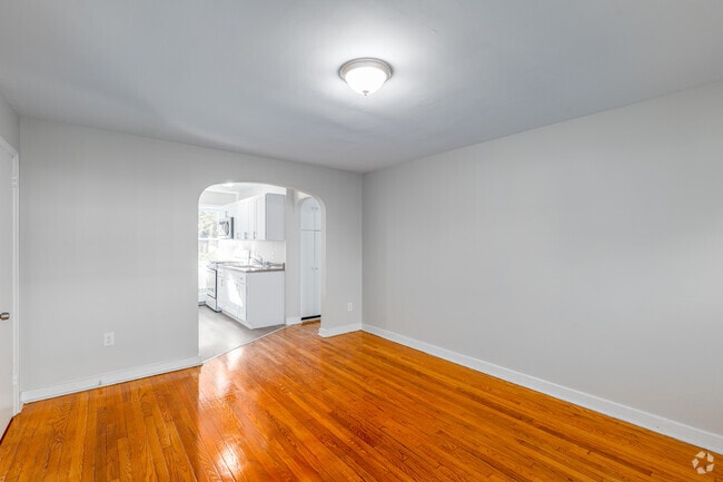 2BR, 1BA - 686SF - Living Room