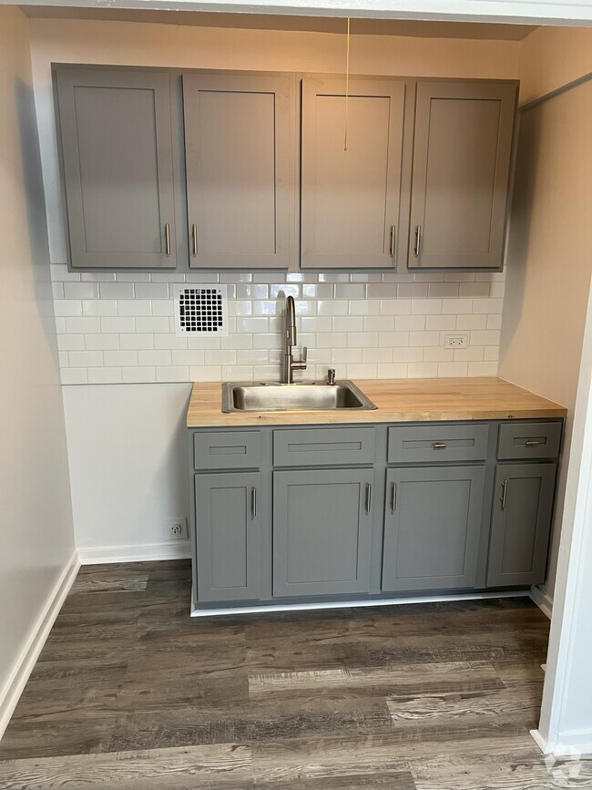 Building Photo - 7328 N Ridge Blvd Rental