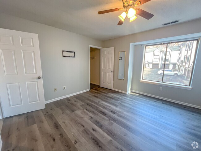 Building Photo - 2 Bed/ 1 Bath- Renovated Duplex Apt W/ Gar...