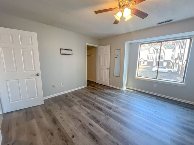 2 Bed/ 1 Bath- Renovated Duplex Apt W/ Gar... - 2 Bed/ 1 Bath- Renovated Duplex Apt W/ Gar...