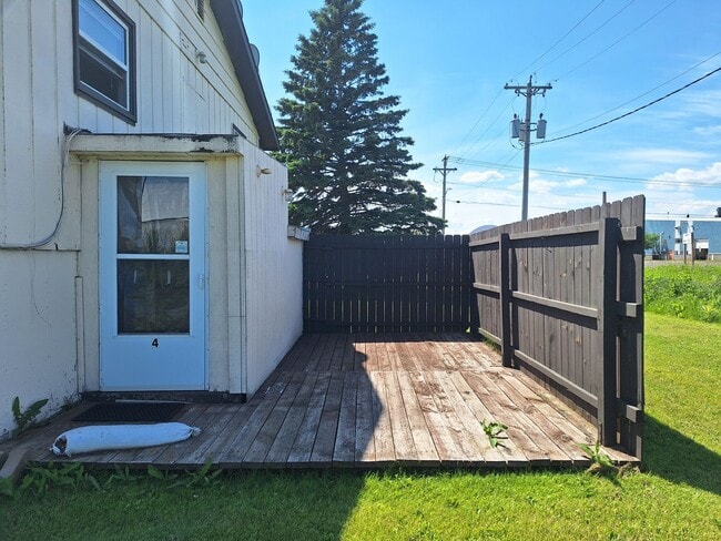 Building Photo - LARGE 3 Bedroom Apartment - AVAILABLE SEPTEMBER Unit 2406 Hill Ave - 4