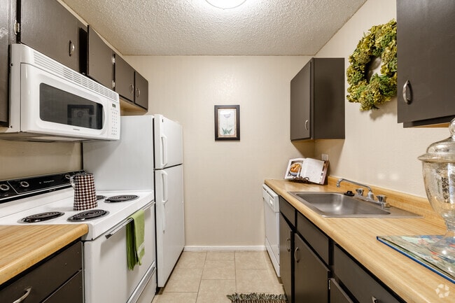 1BR, 1BA - 700SF - Kitchen