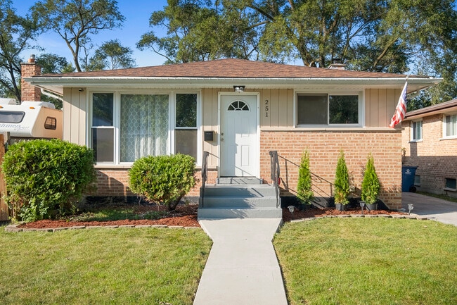 Building Photo - 251 Hickory St