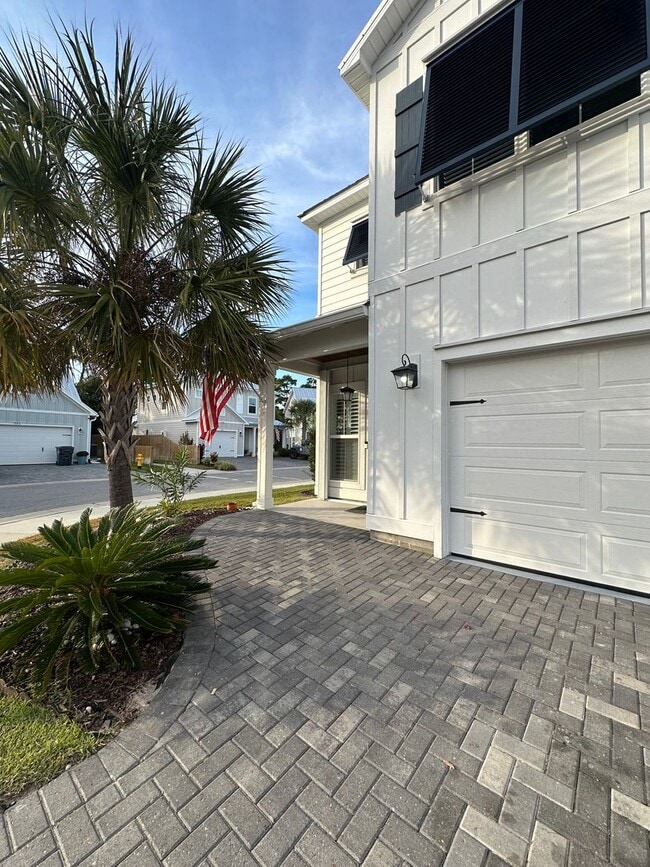 Building Photo - Gorgeous newer 2-Story, 4 bedroom Home in South Walton County