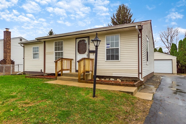 Building Photo - 895 Higbee Dr N