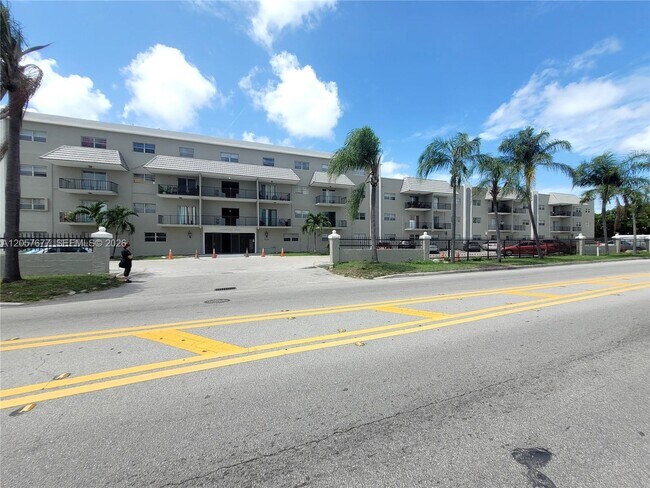 Photo - 5100 SW 41st St Unit 319