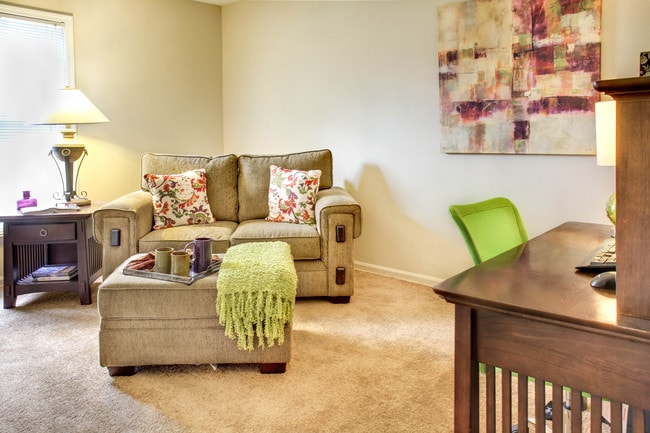 Spacious Suites - Colonial Park Townhomes