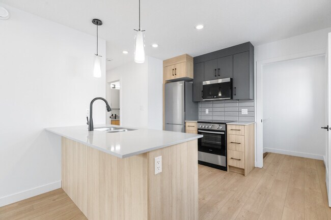 Photo - 9809-9153 153 St NW Unit Garage