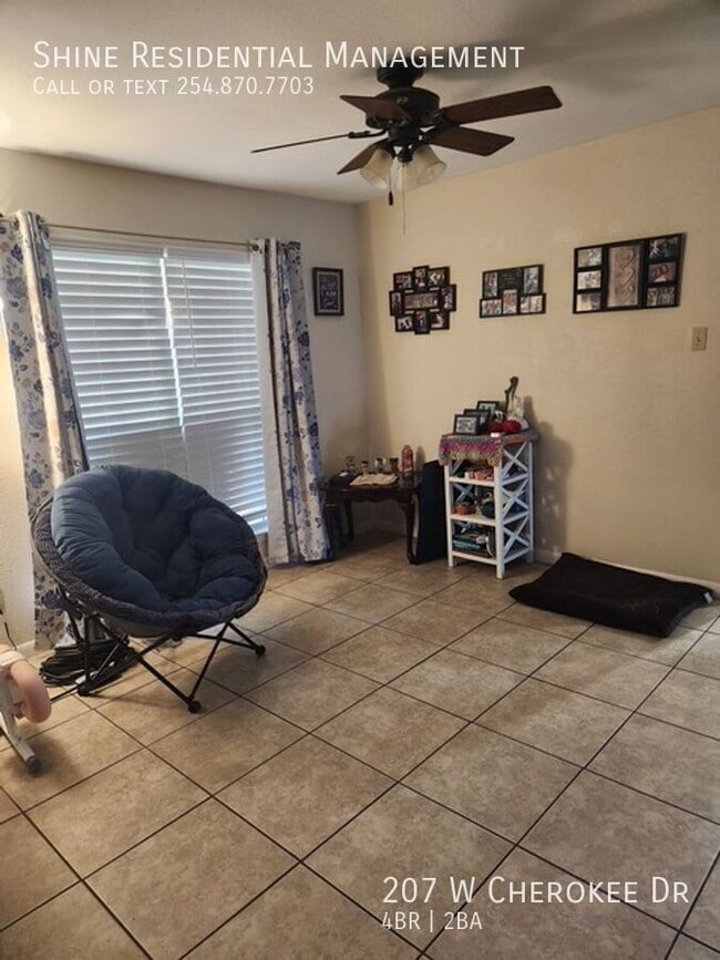Photo - 207 W Cherokee Dr