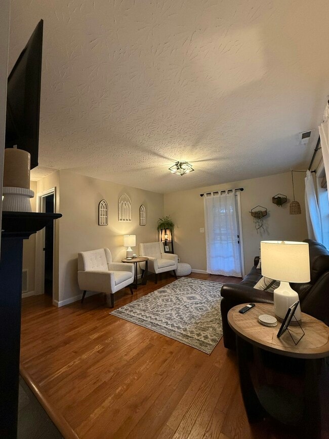 Photo - 10201 Woodlawn Ave