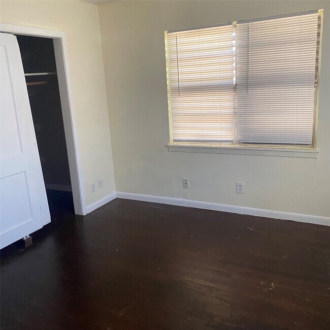 Photo - 2212 63rd St