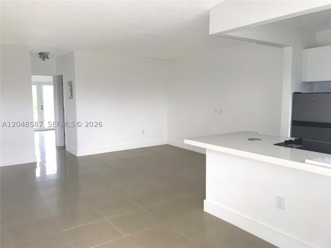 Building Photo - 2185 NE 123rd St Unit 203