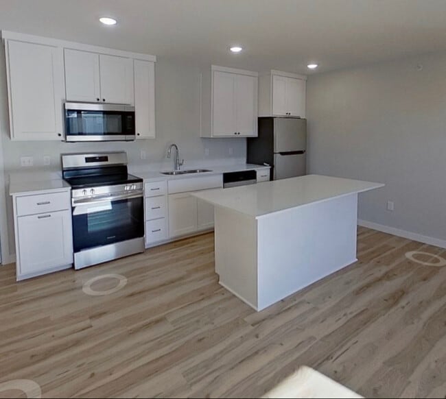 Building Photo - 104 8th Ave SW