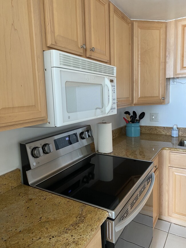 kitchen - 140 Seaview Ct Unit Admiralty House 201 S