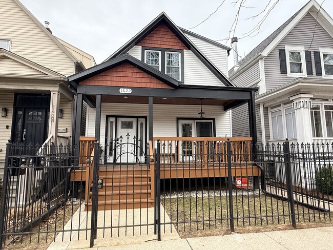 Building Photo - 1622 W Berwyn Ave Unit 2