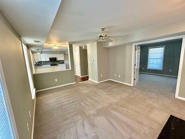 Photo - MOVE IN NOW OCTOBER RENT FREE -Spacious 4 ...