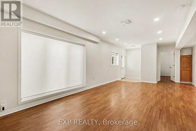 Photo - 2055 Victoria St