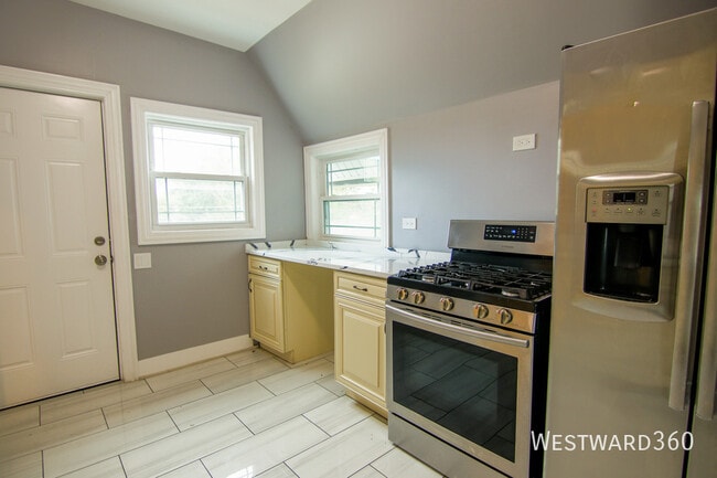 Building Photo - 7527 S Stewart Ave Unit 2