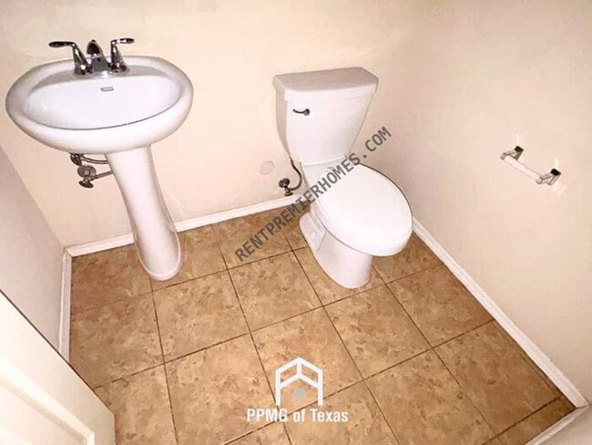 Photo - 14753 S Lakewood Ave