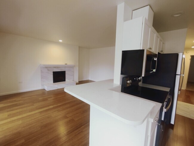 108 Sala de estar con chimenea - Beachwood Homes in Kirkland