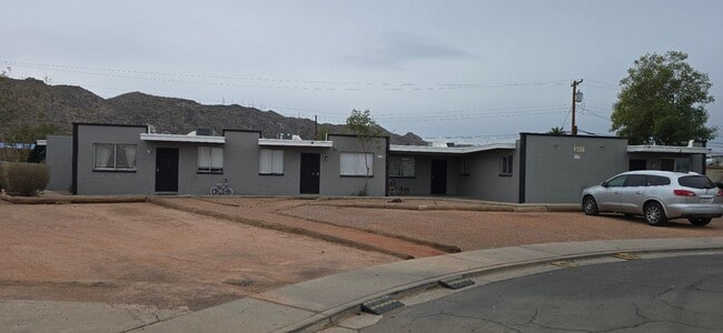 Building Photo - 827 E Hazel Dr Unit 03
