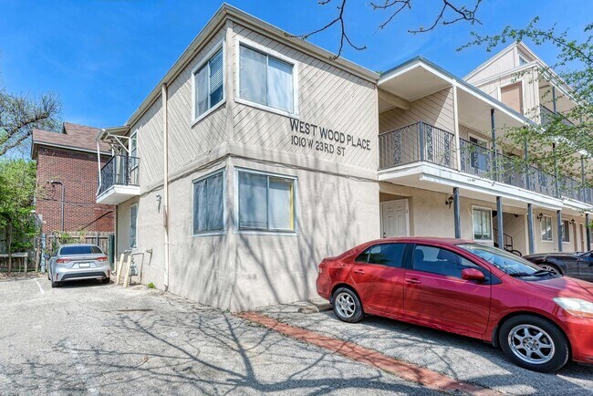 Building Photo - 2 month lease cute 1-1 blocks from campus and 1 block from UT shuttle