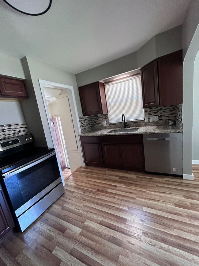 Photo - 16183 Dale St