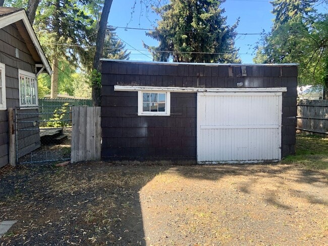 Photo - Charming 2bdrm 1 bath house with garage and fenced yard