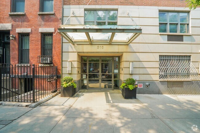 Building Photo - 516 W 47th St Unit S3H Rental