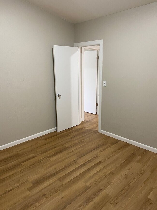 2417 Lewis Ave Unit B * (1 South)