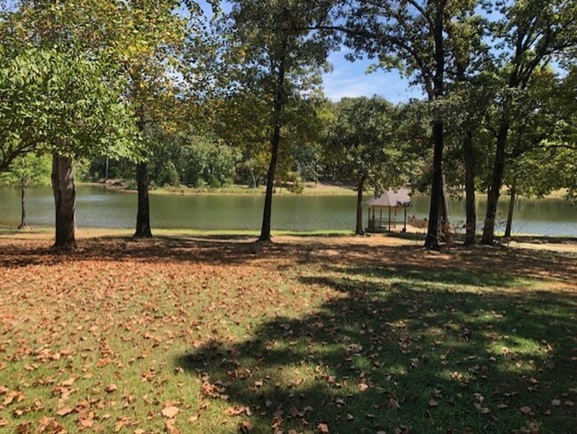 101 Edgewater Cv