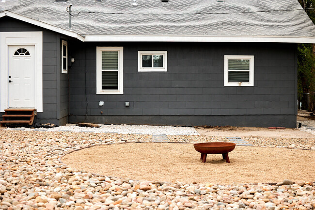 Building Photo - 818 E Las Animas St Rental