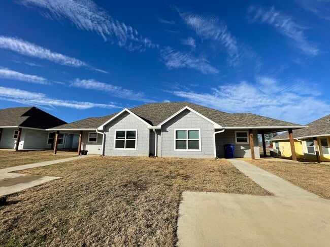 Building Photo - Close to school/ Granite countertop