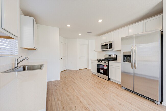 Building Photo - 17827 Pemswood Dr