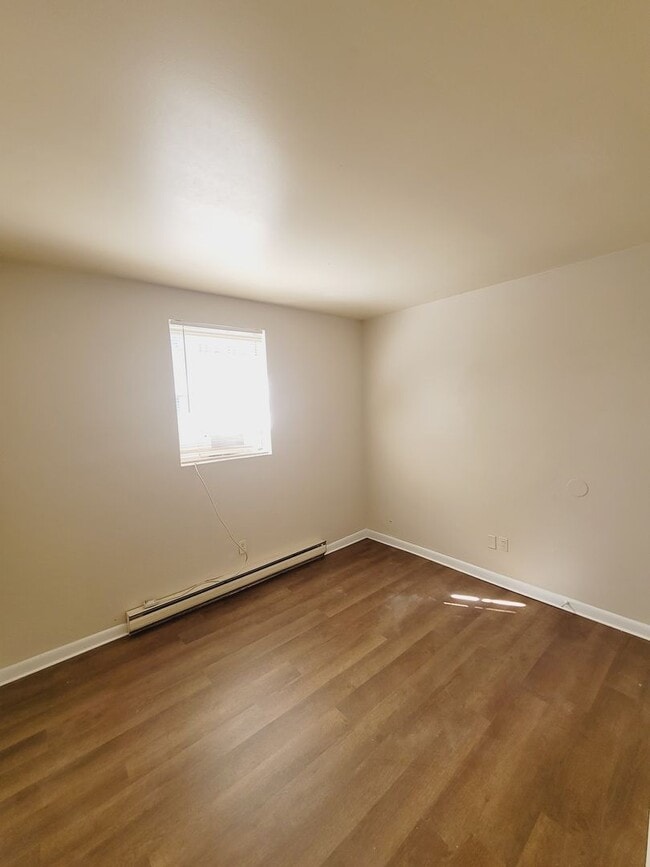 Photo - Lovely Two Bedroom - One Bathroom Brick Du...