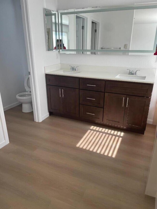 Photo - 668 Town Square